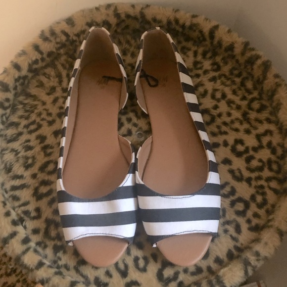 EUC H&M black and white striped open-toe flats - Picture 1 of 5